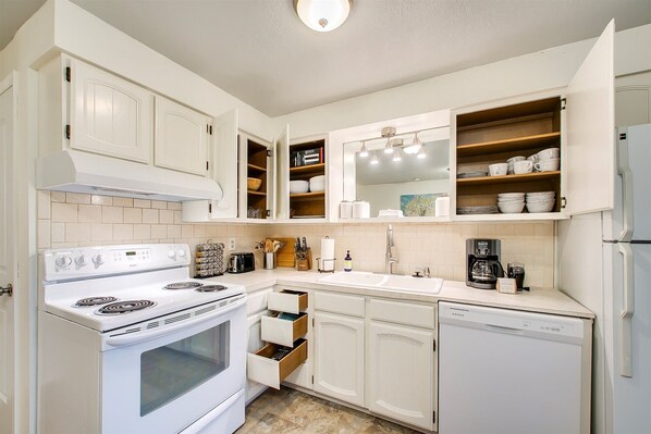 Condo, Multiple Beds, Patio, Garden View (Norfolk - #3178) | Private kitchen | Fridge, microwave, oven, stovetop