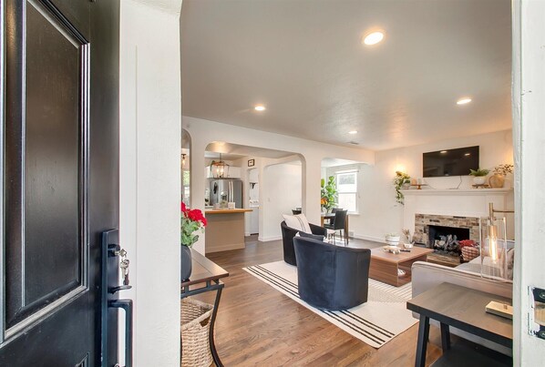 House, Multiple Beds, Patio, Garden View (28th - #2420) | Private kitchen | Fridge, microwave, oven, stovetop - The Valiant Vic (Boise)