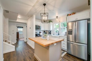 House, Multiple Beds, Patio, Garden View (28th - #2420) | Private kitchen | Fridge, microwave, oven, stovetop - The Valiant Vic (Boise)