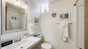 Apartemen, 2 Tempat Tidur Queen, patio, pemandangan kebun (Resseguie - #1507) | Kamar mandi | Perlengkapan mandi desainer, handuk, dan tisu toilet