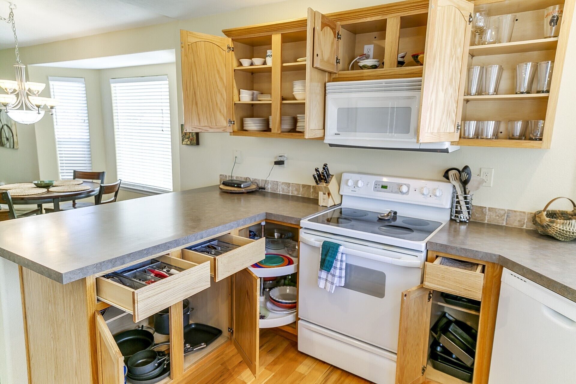 House, Multiple Beds, Kitchen, Garden View (Edenburgh - #5527) | Private kitchen | Fridge, microwave, oven, stovetop