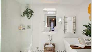 House, 1 King Bed, Kitchen, Garden View (Vermont - #1320) | Bathroom | Designer toiletries, towels, toilet paper