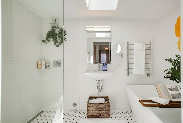 House, 1 King Bed, Kitchen, Garden View (Vermont - #1320) | Bathroom | Designer toiletries, towels, toilet paper
