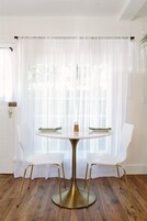 House, 1 King Bed, Kitchen, Garden View (Vermont - #1320) | Dining