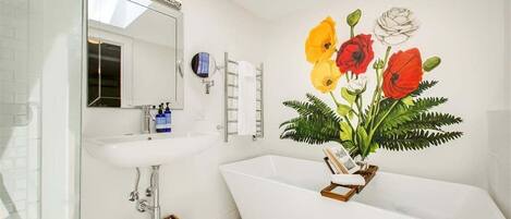 Casa, 1 cama de matrimonio grande, cocina, vistas al jardín (Vermont - #1320) | Baño | Artículos de higiene personal de diseño, toallas y papel higiénico