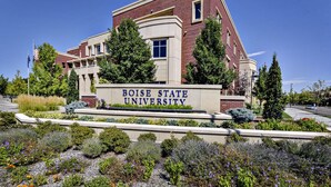 Letrero de la Universidad Estatal de Boise con un jardín ajardinado al frente.