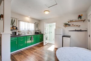 House, 1 King Bed, Kitchen, Garden View (Vermont - #1320) | Private kitchen | Fridge, microwave, oven, stovetop