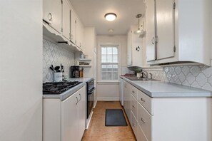 House, Multiple Beds, Kitchen, Garden View (Pleasanton - #2515) | Private kitchen