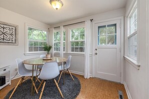 Casa, letti multipli, cucina, vista giardino (Pleasanton - #2515) | Ristoranti