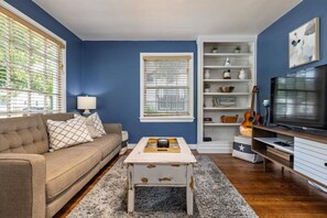 Casa, letti multipli, cucina, vista giardino (Pleasanton - #2515) | Area soggiorno