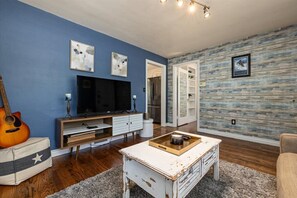 House, Multiple Beds, Kitchen, Garden View (Pleasanton - #2515) | Living area