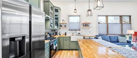 Nhà, 1 giường cỡ queen, lò sưởi (6th St - #1618) | Bếp riêng | Tủ lạnh, lò vi sóng, lò nướng, bếp nấu