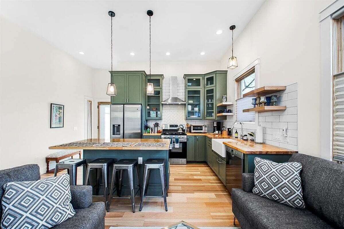 House, 1 Queen Bed, Fireplace (6th St - #1618) | Private kitchen | Fridge, microwave, oven, stovetop