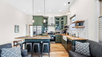 House, 1 Queen Bed, Fireplace (6th St - #1618) | Private kitchen | Fridge, microwave, oven, stovetop