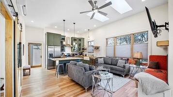 House, 1 Queen Bed, Fireplace (6th St - #1618) | Living area | Fireplace