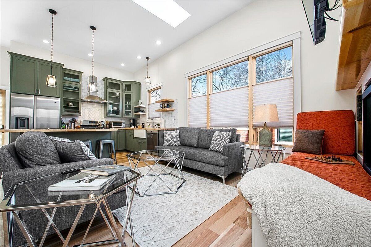 House, 1 Queen Bed, Fireplace (6th St - #1618) | Living area | Fireplace