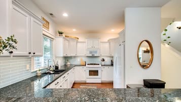 House, Multiple Beds, Patio, Garden View (Ridenbaugh - #2249) | Private kitchen
