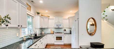 House, Multiple Beds, Patio, Garden View (Ridenbaugh - #2249) | Private kitchen | Fridge, microwave, oven, stovetop