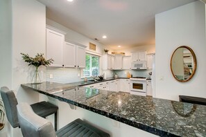 House, Multiple Beds, Patio, Garden View (Ridenbaugh - #2249) | Private kitchen | Fridge, microwave, oven, stovetop - Blue Sky Bungalow (Boise)