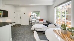 Căn hộ, 1 giường cỡ king và sofa giường, bếp, quang cảnh vườn (8th - #1119 - Apt A)