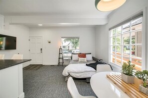 Apartment, 1 King-Bett und Schlafsofa, Küche, Gartenblick (8th - #1119 - Apt A) | 1 Schlafzimmer, individuell dekoriert, individuell eingerichtet