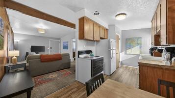 Apartemen, 1 Tempat Tidur Queen dengan tempat tidur Sofa, dapur (Resseguie - #1505) | Interior