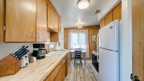 Apartamento, 1 cama Queen e sofá-cama, cozinha, vista para o jardim (Resseguie - #1505) | Cozinha privada | Geladeira, micro-ondas, fogão, cooktop