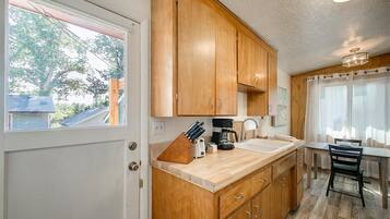 Apartment, 1 Queen Bed with Sofa bed, Kitchen, Garden View (Resseguie - #1505) | Private kitchen | Fridge, microwave, oven, stovetop