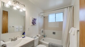 Apartment, 1 Queen Bed with Sofa bed, Kitchen, Garden View (Resseguie - #1505) | Bathroom | Designer toiletries, towels, toilet paper