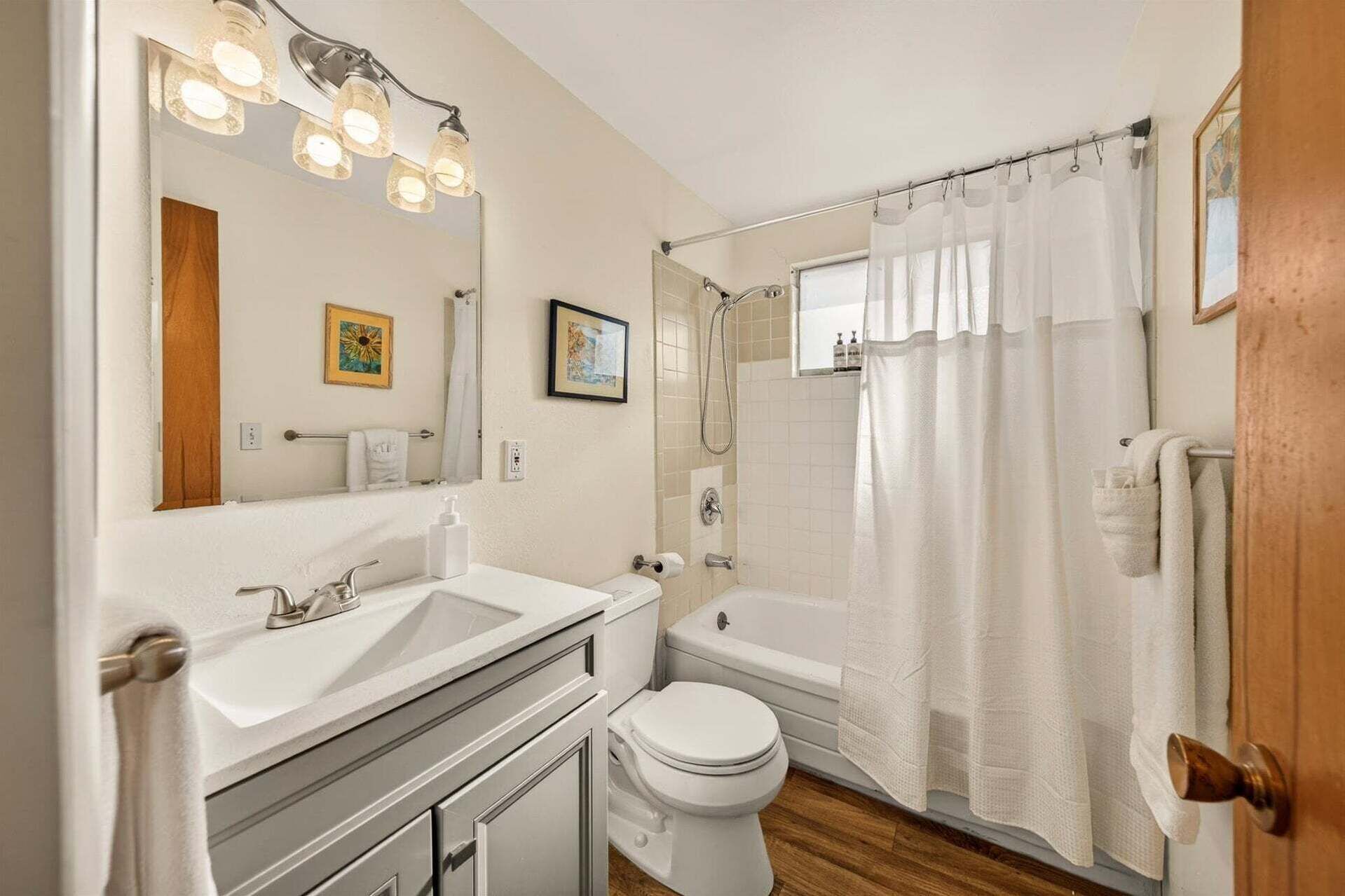 Apartment, 1 Queen-Bett und Schlafsofa, Küche, Gartenblick (Resseguie - #1505) | Badezimmer | Designer-Toilettenartikel, Handtücher, Toilettenpapier