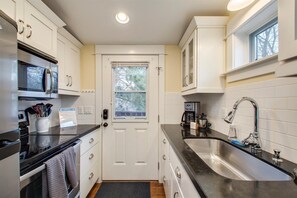 Departamento, 1 cama Queen size, cocina (8th - #1704) | Cocina privada | Refrigerador, microondas, horno y parrilla de estufa 