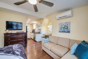 Apartment, 1 Queen Bed, Kitchen (8th - #1704) | Living area