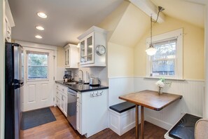 Appartement, 1 grand lit, cuisine (8th - #1704) | Cuisine privée | Réfrigérateur, four à micro-ondes, un four, surface de cuisson