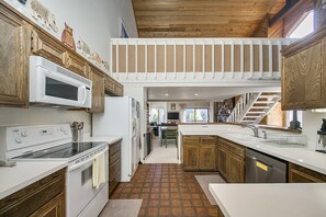 Condo, Multiple Beds, Pool Access, Golf View (Fairway Nine - #4382) | Private kitchen | Fridge, microwave, oven, stovetop - Teleidoscope Retreat (Sun Valley)
