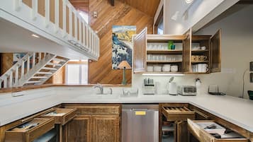 Réfrigérateur, four à micro-ondes, un four, surface de cuisson