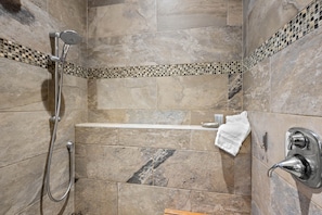 Shower, hair dryer, towels, soap - Ranchland Private Suite on 80 acre ranch, 15 min from Kamloops! (Knutsford)