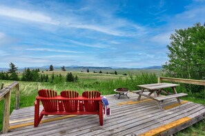 Outdoor dining - Ranchland Private Suite on 80 acre ranch, 15 min from Kamloops! (Knutsford)