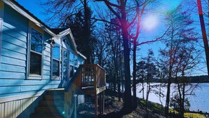 A house with a wooden deck and a view of a lake. - Long Cove Resort near Charlotte Airport (Charlotte)
