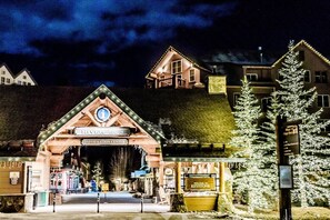 A wooden building with a sign reading "RIVIER RUN INFORMATION CENTER" at the entrance. - Cozy Condo in the Heart of River Run/2 Minute Walk to the Gondola/Hot Tub Access (Keystone)