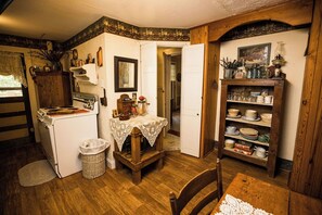 Fridge, microwave, oven, stovetop - Historic Mimosa Cottage/Hot Tub (Eureka Springs)
