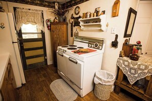 Fridge, microwave, oven, stovetop - Historic Mimosa Cottage/Hot Tub (Eureka Springs)