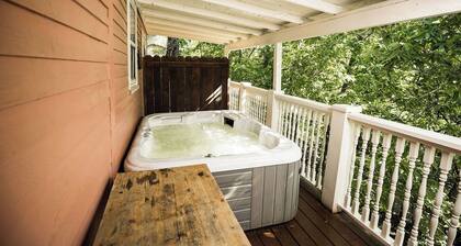 Historic Mimosa Cottage/Hot Tub