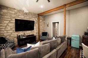 TV - Eclectic Upper Loft Downtown (Eureka Springs)