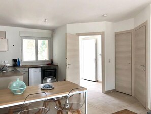 فرن، غسالة أطباق، ماكينة لصنع القهوة/الشاي، محمصة خبز