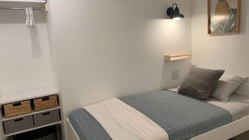 2 chambres, bureau, fer et planche à repasser, lit parapluie
