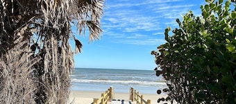 Beach side condo - Pool - Pickleball - Tennis - Gym - Full equip