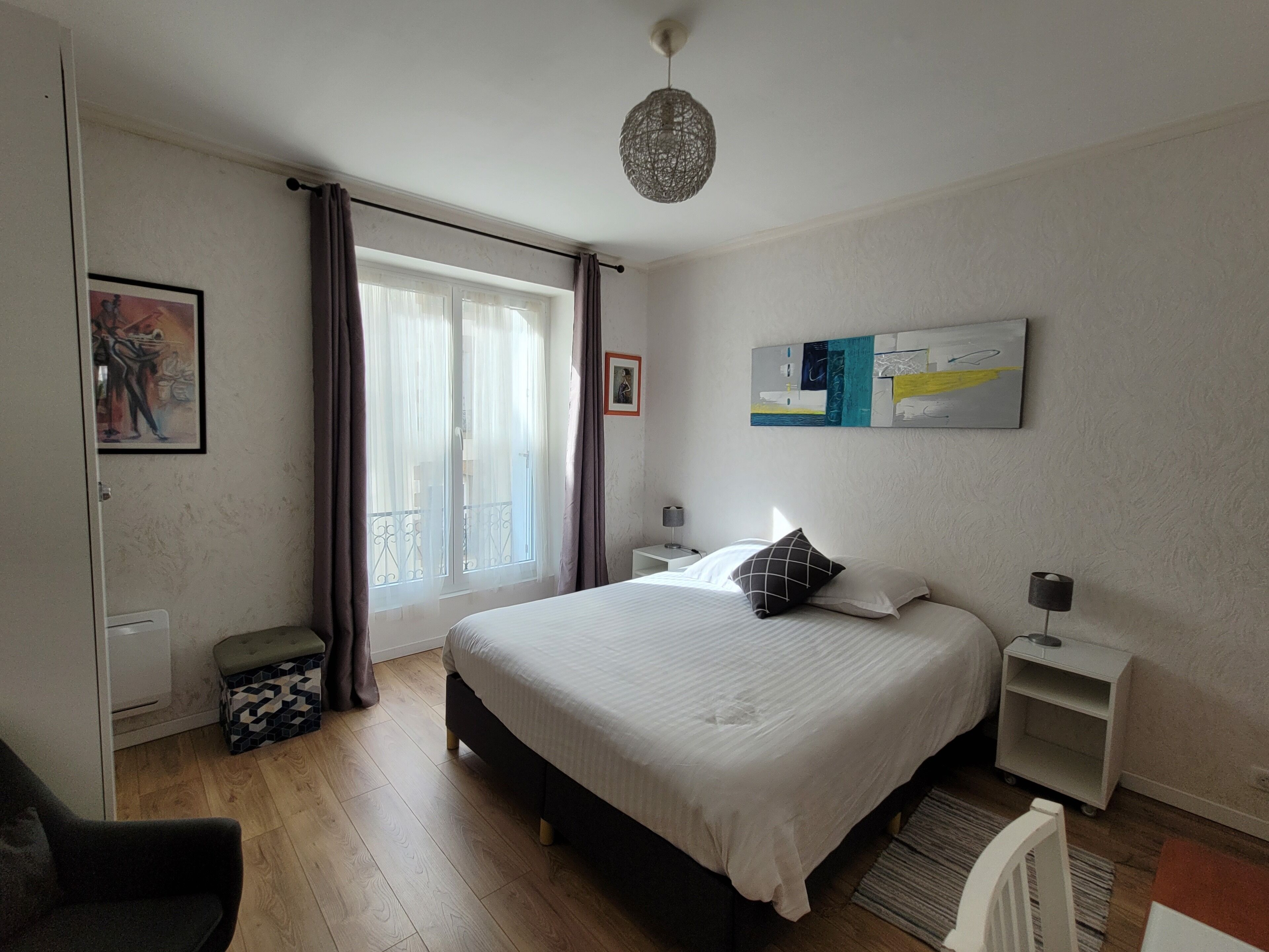 1 室のベッドルーム、デスク、アイロン / アイロン台、WiFi (無料)