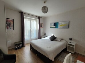 1 室のベッドルーム、デスク、アイロン / アイロン台、WiFi (無料)