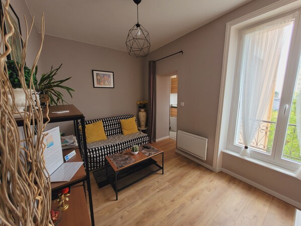 テレビ、DVD プレーヤー、書庫