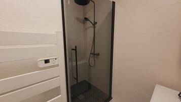 Douche, sĂšche-cheveux, serviettes fournies, savon